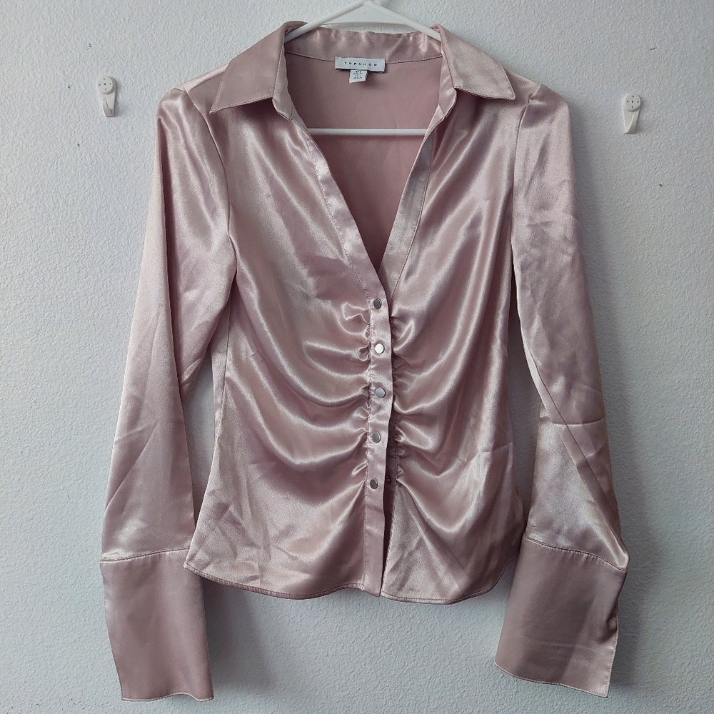 [TOPSHOP] Deep cut satin blouse